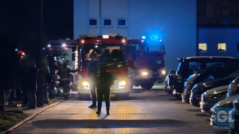 Pożar w bloku na os. Sikorskiego. Ewakuowano 23 osoby, 1 trafiła do szpitala