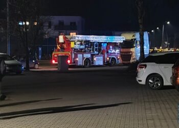 Pożar w bloku na os. Sikorskiego. Ewakuowano 23 osoby, 1 trafiła do szpitala