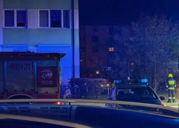 Pożar w bloku na os. Sikorskiego. Ewakuowano 23 osoby, 1 trafiła do szpitala