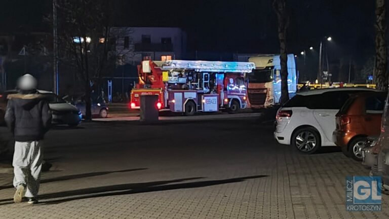 Pożar w bloku na os. Sikorskiego. Ewakuowano 23 osoby, 1 trafiła do szpitala