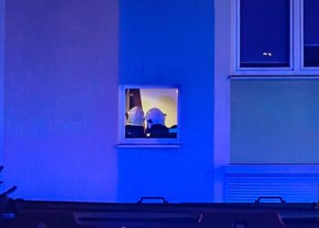 Pożar w bloku na os. Sikorskiego. Ewakuowano 23 osoby, 1 trafiła do szpitala