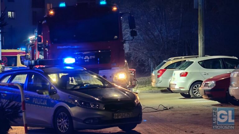 Pożar w bloku na os. Sikorskiego. Ewakuowano 23 osoby, 1 trafiła do szpitala