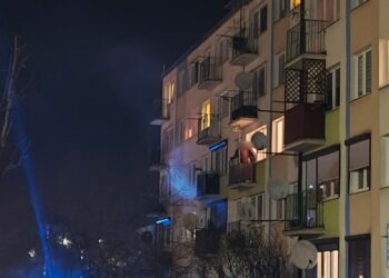 Pożar w bloku na os. Sikorskiego. Ewakuowano 23 osoby, 1 trafiła do szpitala