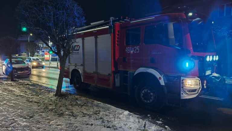 Ucieczka po kolizji na krajówce. Kierowca miał zakazy i „kryształ” w aucie