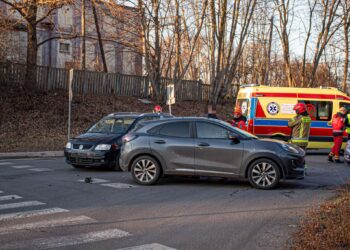 Zderzenie na ruchliwym skrzyżowaniu w Krotoszynie. Na miejscu lądował śmigłowiec LPR. 18-latek ukarany wysokim mandatem