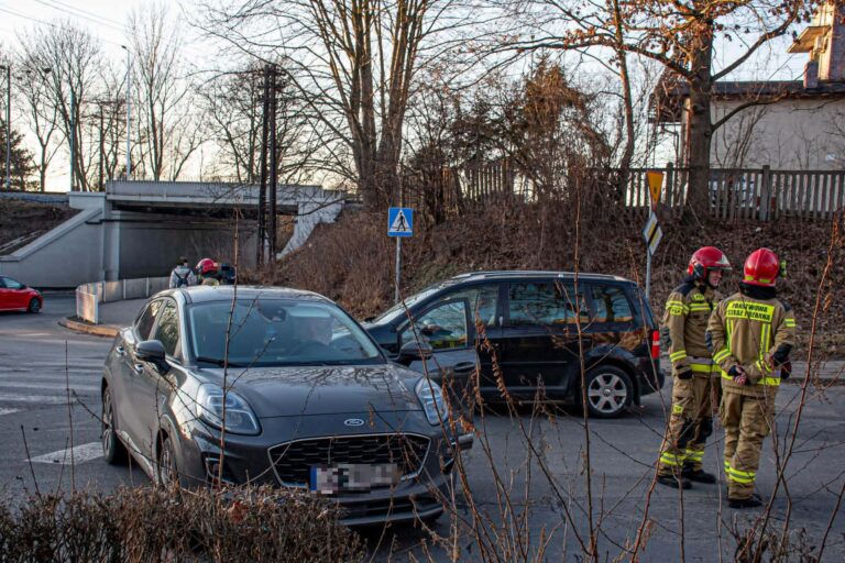 Zderzenie na ruchliwym skrzyżowaniu w Krotoszynie. Na miejscu lądował śmigłowiec LPR. 18-latek ukarany wysokim mandatem