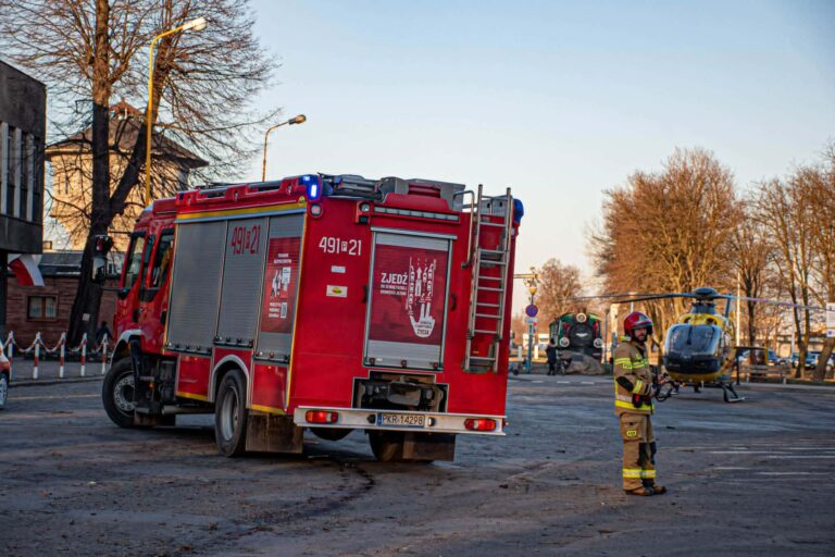 Zderzenie na ruchliwym skrzyżowaniu w Krotoszynie. Na miejscu lądował śmigłowiec LPR. 18-latek ukarany wysokim mandatem