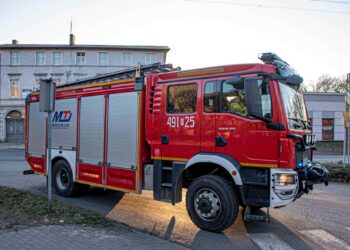 Zderzenie na ruchliwym skrzyżowaniu w Krotoszynie. Na miejscu lądował śmigłowiec LPR. 18-latek ukarany wysokim mandatem