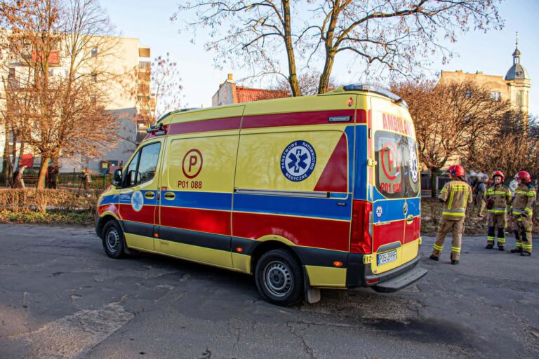 Zderzenie na ruchliwym skrzyżowaniu w Krotoszynie. Na miejscu lądował śmigłowiec LPR. 18-latek ukarany wysokim mandatem