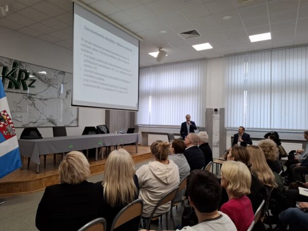 „Środy z KSeF” w Krotoszynie. Przedsiębiorcy szkolą się z e-faktur