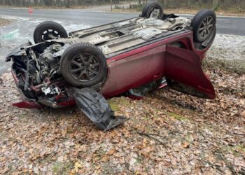 Wyprzedzanie na lodzie zakończone dachowaniem