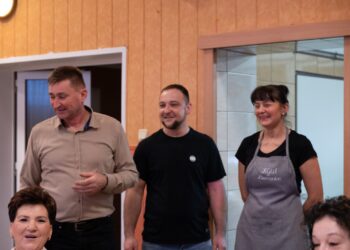 Seniorzy z Borzęcic świętowali przy muzyce i torcie. Wieczór pełen uśmiechów