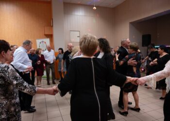 Seniorzy z Borzęcic świętowali przy muzyce i torcie. Wieczór pełen uśmiechów