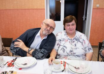Seniorzy z Borzęcic świętowali przy muzyce i torcie. Wieczór pełen uśmiechów