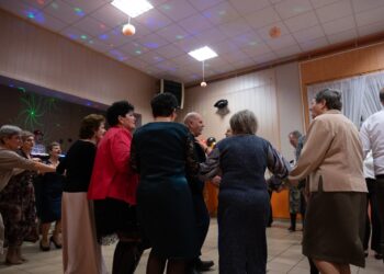 Seniorzy z Borzęcic świętowali przy muzyce i torcie. Wieczór pełen uśmiechów