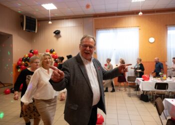 Seniorzy z Borzęcic świętowali przy muzyce i torcie. Wieczór pełen uśmiechów