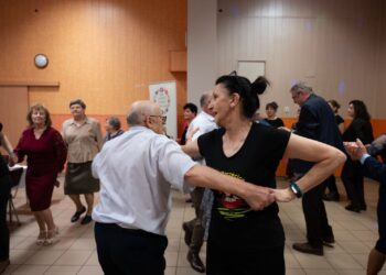 Seniorzy z Borzęcic świętowali przy muzyce i torcie. Wieczór pełen uśmiechów