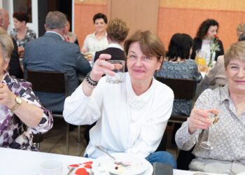 Seniorzy z Borzęcic świętowali przy muzyce i torcie. Wieczór pełen uśmiechów