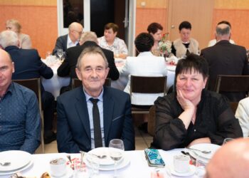 Seniorzy z Borzęcic świętowali przy muzyce i torcie. Wieczór pełen uśmiechów