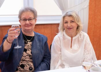 Seniorzy z Borzęcic świętowali przy muzyce i torcie. Wieczór pełen uśmiechów