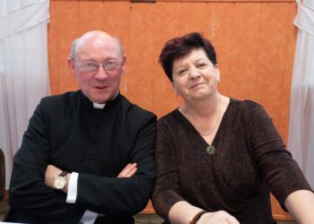 Seniorzy z Borzęcic świętowali przy muzyce i torcie. Wieczór pełen uśmiechów