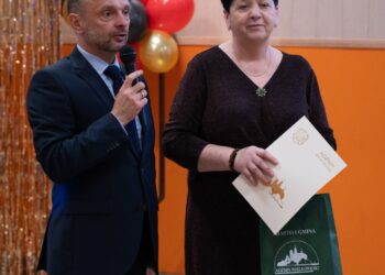 Seniorzy z Borzęcic świętowali przy muzyce i torcie. Wieczór pełen uśmiechów