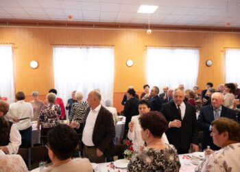 Seniorzy z Borzęcic świętowali przy muzyce i torcie. Wieczór pełen uśmiechów