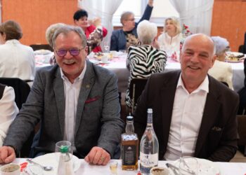 Seniorzy z Borzęcic świętowali przy muzyce i torcie. Wieczór pełen uśmiechów