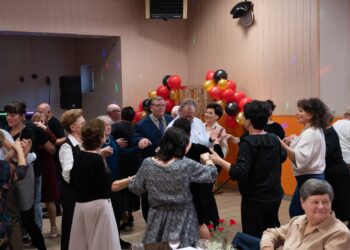 Seniorzy z Borzęcic świętowali przy muzyce i torcie. Wieczór pełen uśmiechów
