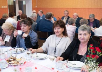 Seniorzy z Borzęcic świętowali przy muzyce i torcie. Wieczór pełen uśmiechów