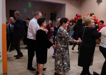 Seniorzy z Borzęcic świętowali przy muzyce i torcie. Wieczór pełen uśmiechów