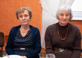 Seniorzy z Borzęcic świętowali przy muzyce i torcie. Wieczór pełen uśmiechów