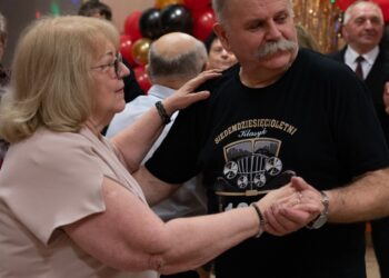 Seniorzy z Borzęcic świętowali przy muzyce i torcie. Wieczór pełen uśmiechów