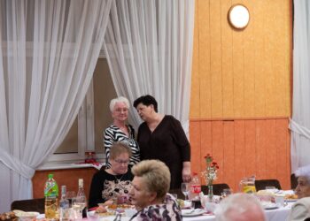 Seniorzy z Borzęcic świętowali przy muzyce i torcie. Wieczór pełen uśmiechów