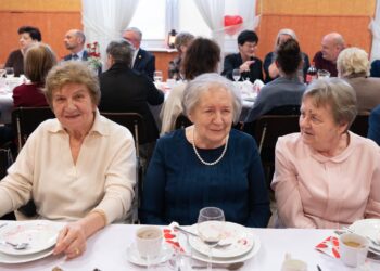 Seniorzy z Borzęcic świętowali przy muzyce i torcie. Wieczór pełen uśmiechów