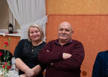 Seniorzy z Borzęcic świętowali przy muzyce i torcie. Wieczór pełen uśmiechów
