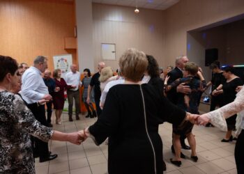 Seniorzy z Borzęcic świętowali przy muzyce i torcie. Wieczór pełen uśmiechów