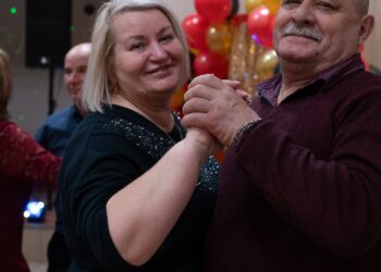 Seniorzy z Borzęcic świętowali przy muzyce i torcie. Wieczór pełen uśmiechów