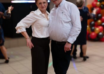 Seniorzy z Borzęcic świętowali przy muzyce i torcie. Wieczór pełen uśmiechów
