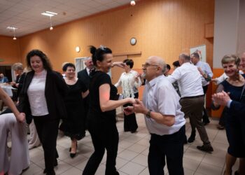 Seniorzy z Borzęcic świętowali przy muzyce i torcie. Wieczór pełen uśmiechów