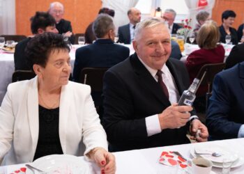 Seniorzy z Borzęcic świętowali przy muzyce i torcie. Wieczór pełen uśmiechów