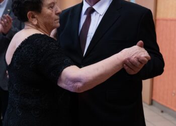 Seniorzy z Borzęcic świętowali przy muzyce i torcie. Wieczór pełen uśmiechów