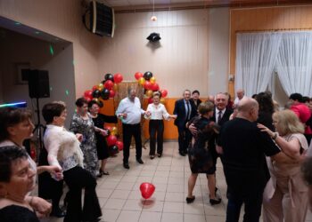 Seniorzy z Borzęcic świętowali przy muzyce i torcie. Wieczór pełen uśmiechów