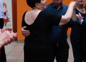 Seniorzy z Borzęcic świętowali przy muzyce i torcie. Wieczór pełen uśmiechów