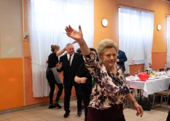 Seniorzy z Borzęcic świętowali przy muzyce i torcie. Wieczór pełen uśmiechów