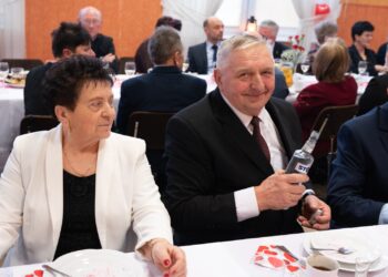 Seniorzy z Borzęcic świętowali przy muzyce i torcie. Wieczór pełen uśmiechów
