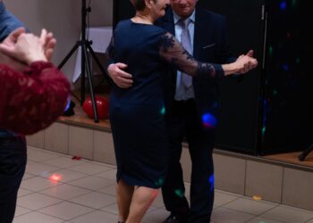 Seniorzy z Borzęcic świętowali przy muzyce i torcie. Wieczór pełen uśmiechów