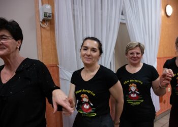 Seniorzy z Borzęcic świętowali przy muzyce i torcie. Wieczór pełen uśmiechów