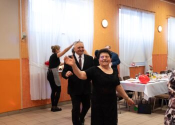Seniorzy z Borzęcic świętowali przy muzyce i torcie. Wieczór pełen uśmiechów