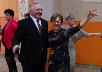Seniorzy z Borzęcic świętowali przy muzyce i torcie. Wieczór pełen uśmiechów